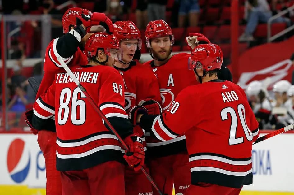 NHL Monday three-team mega parlay (+1085 odds): Puck lines pose value