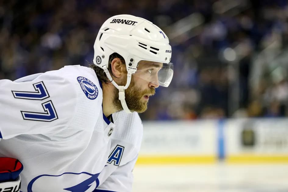 Best NHL player prop bets Friday 10/14 - Victor Hedman helps Tampa bounce back