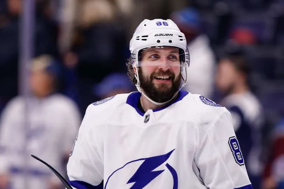 Best player prop bets for Thursday's NHL slate: Kucherov and Tampa Bay take control