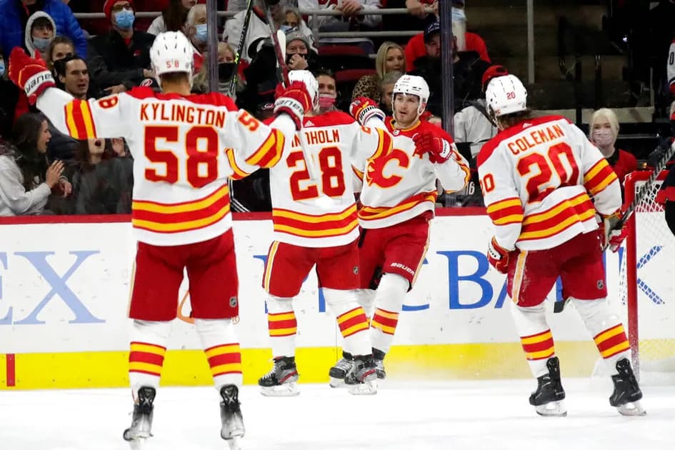Saturday's NHL mega parlay: Take three puck-line favorites