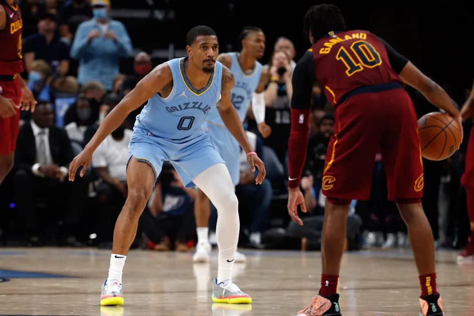 Best player props for Monday's NBA slate: Melton has sticky fingers