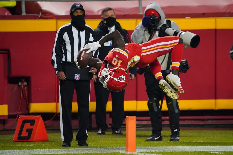 Sunday Night Football reaction: Chiefs survive despite non-challenge of the century