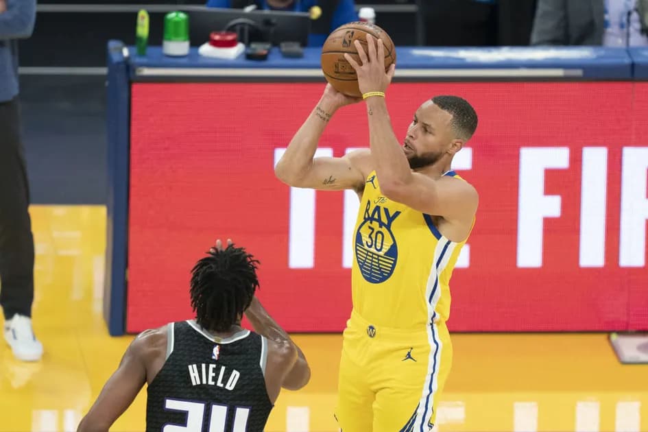 Best NBA player props for Tuesday's slate: Steph Curry is on fire!