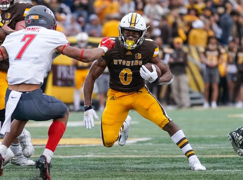 Wyoming vs Illinois predictions, expert picks and best bets: Defense prevails at Memorial Stadium