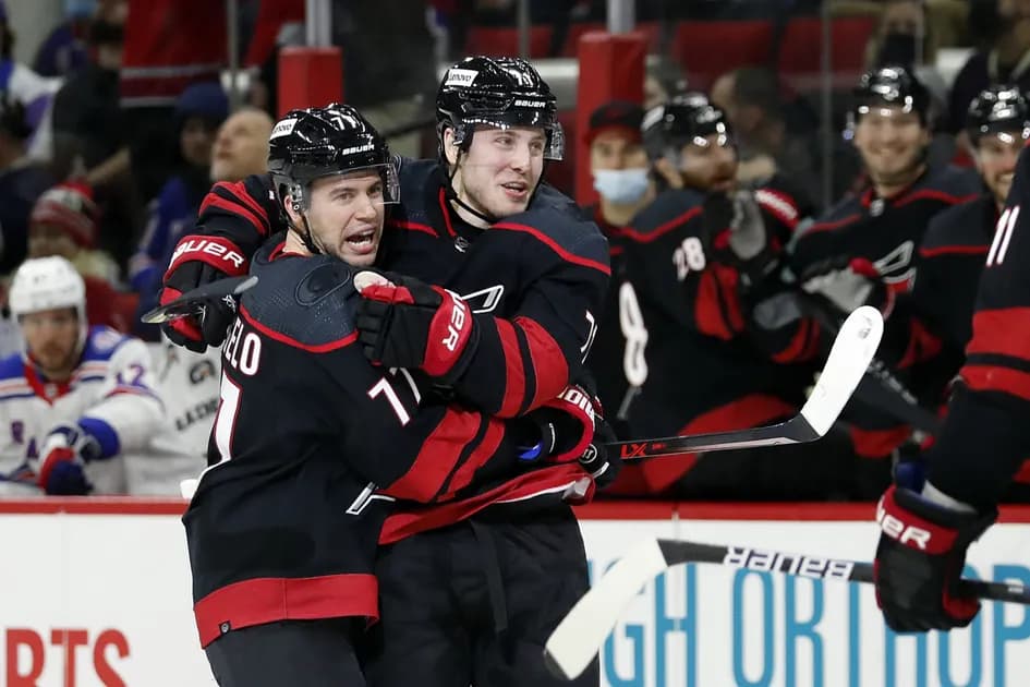 NHL Thursday mega parlay (+964 odds): Game 5s bring high totals and home-ice advantage