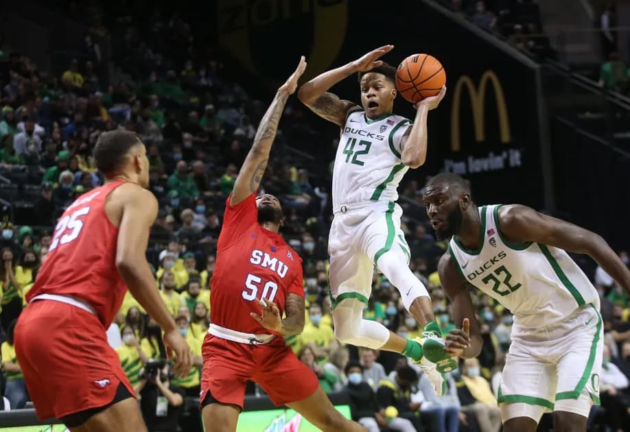 College basketball Tuesday three-team mega parlay (+1139 odds): Ducks waddle past Cougars