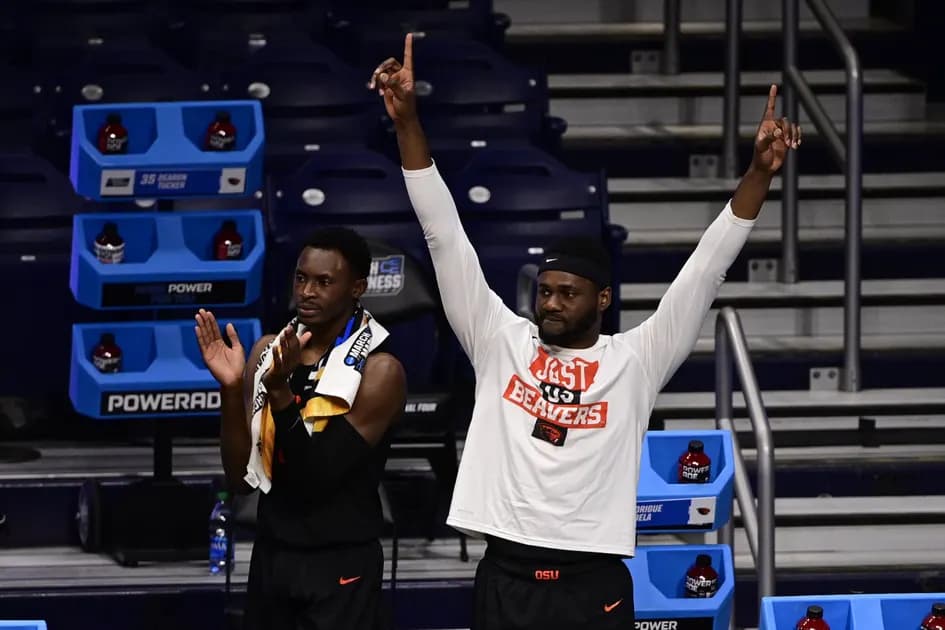 College basketball Monday three-team mega parlay (+1074): Three straight for Beavers