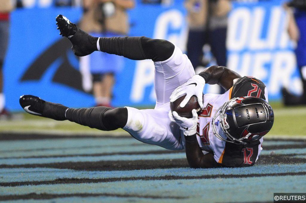 Chris Godwin scoring a touchdown for the Bucs