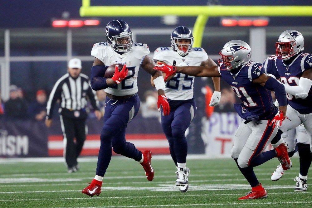 Derrick Henry (22) runs against New England Patriots strong safety Duron Harmon (21)