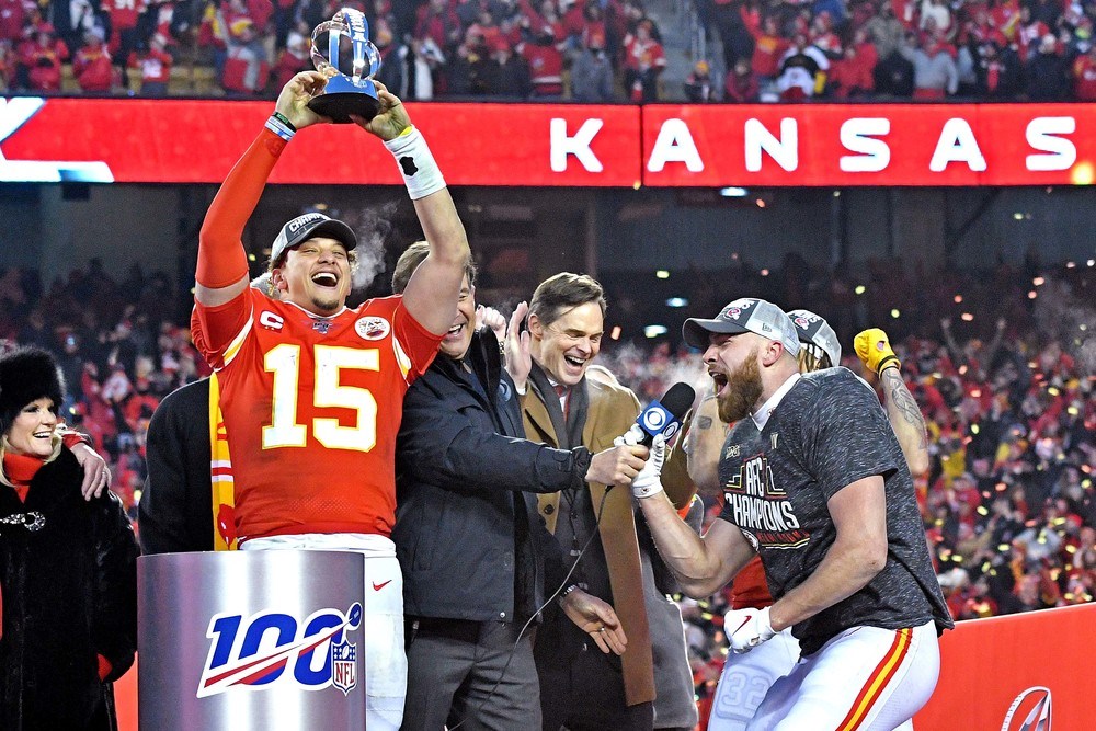 Patrick Mahomes holding Lamar Hunt Trophy