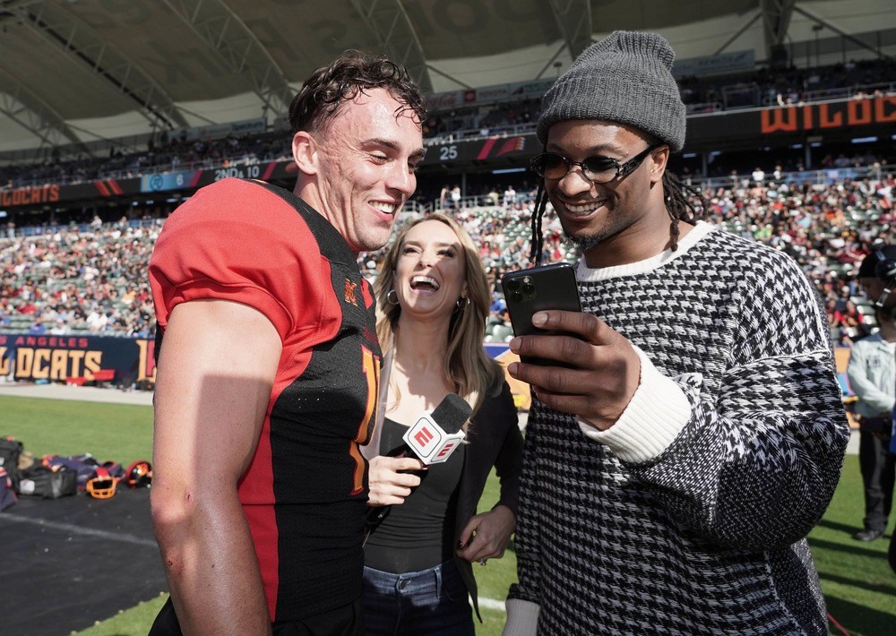 Nelson Spruce talking with Rams Todd Gurley