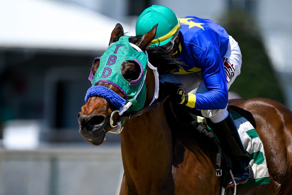 Jockey Leslie Mawing di atas Highwaytwentyseven (5) memenangkan balapan kedua hari itu sebagai Tampa Bay Downs