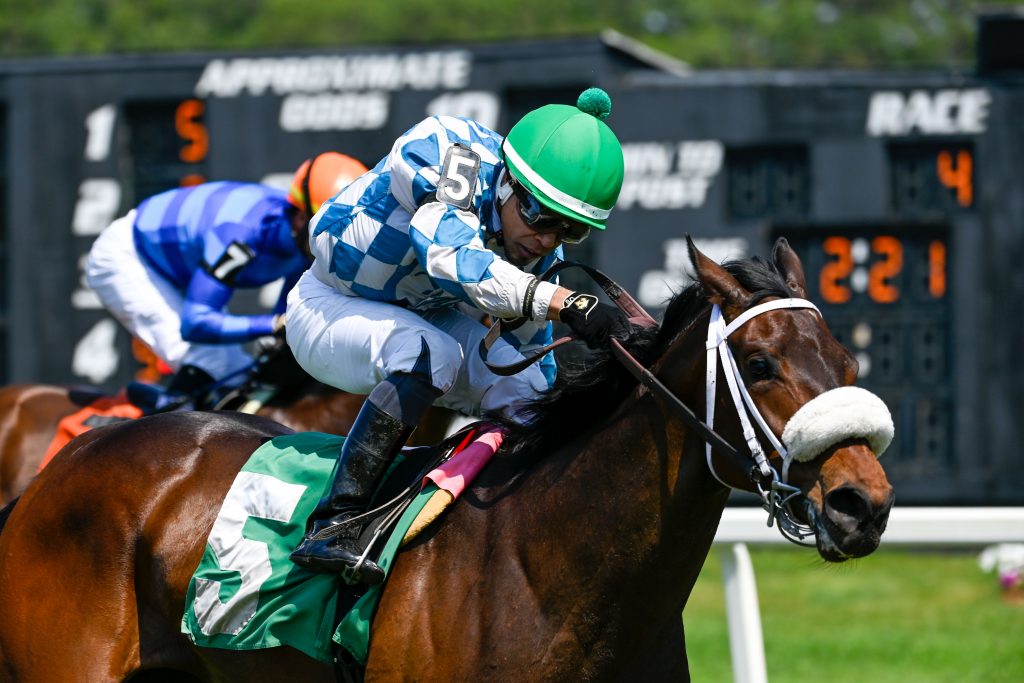 Jockey Samy Camacho di atas Mattys Express