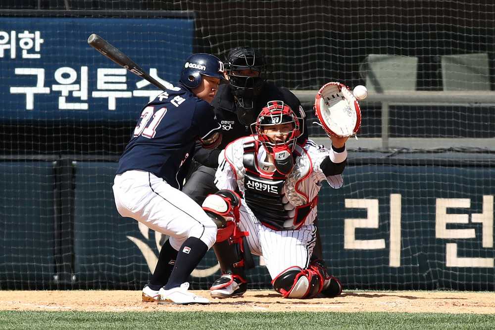 LG Twins playing in a KBO game. What are the differences from the MLB?