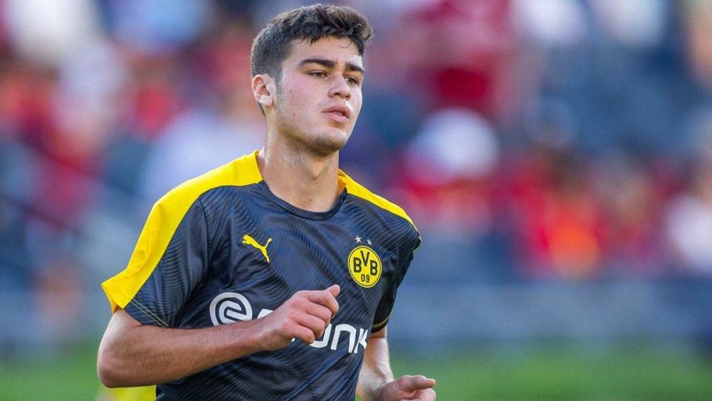 American player Gio Reyna warming up for Dortmund