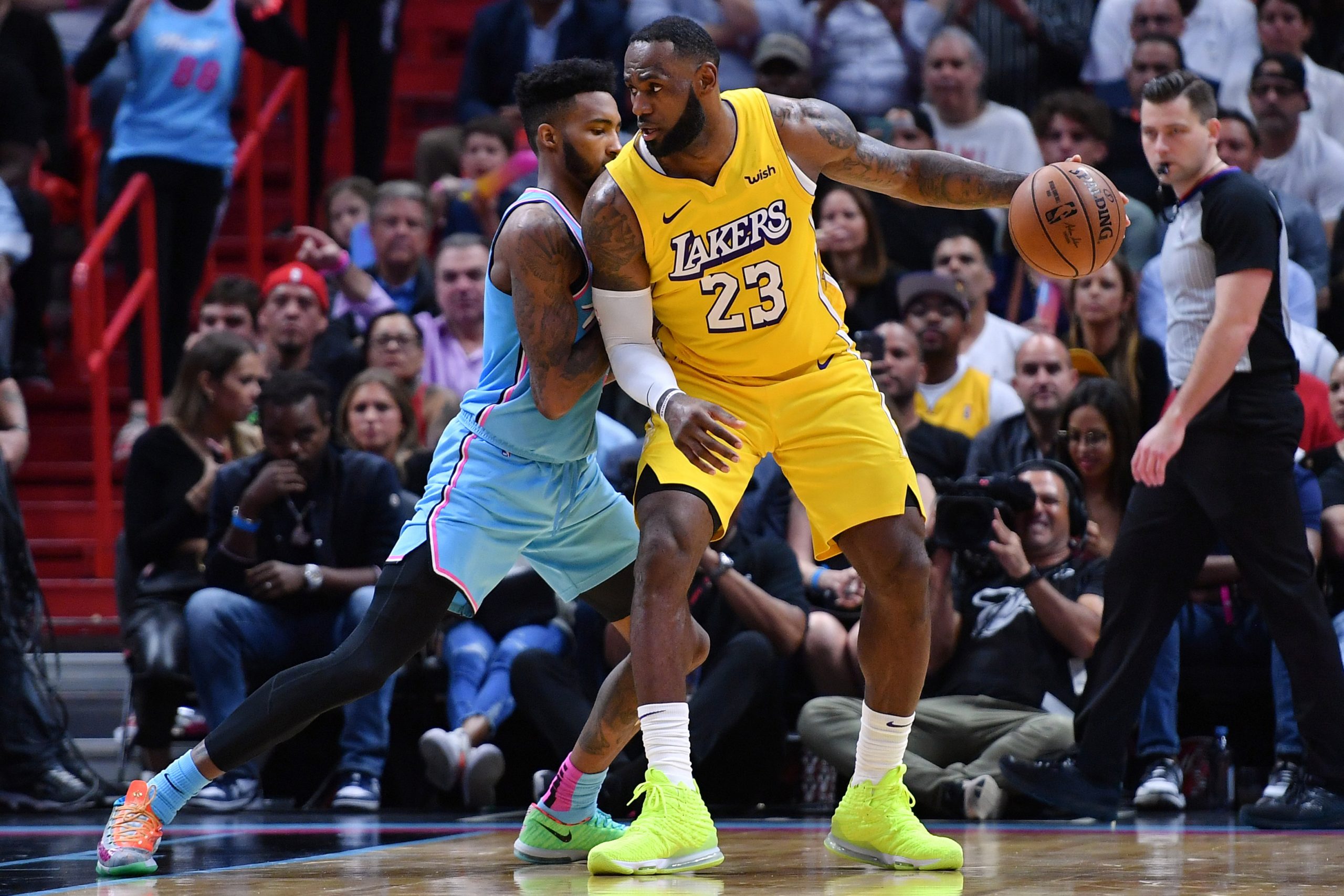 Los Angeles Lakers forward LeBron James (23) dribbles the ball against Miami Heat