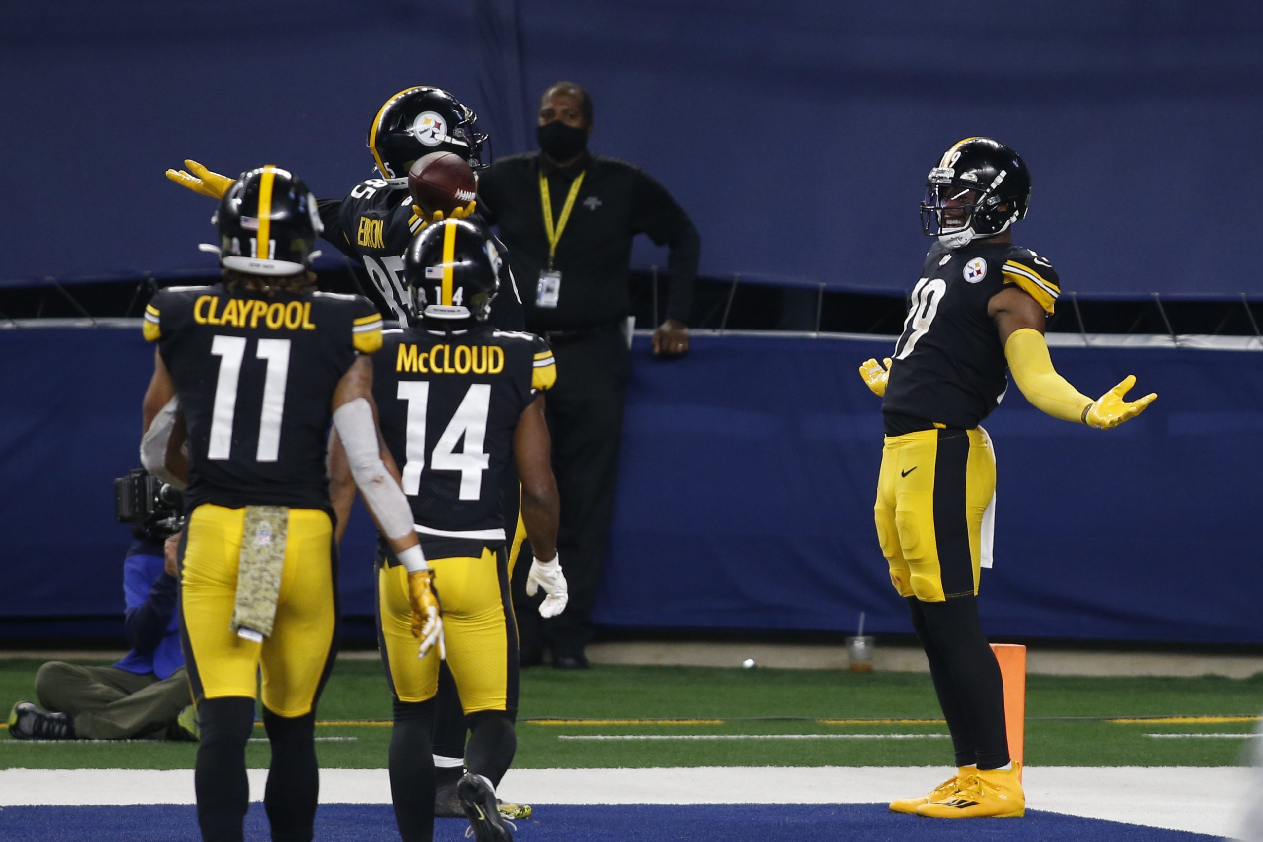 Pittsburgh Steelers tight end Eric Ebron (85) and wide receiver JuJu Smith-Schuster (19) celebrate a touchdown in the fourth quarter against the Dallas Cowboys at AT&T Stadium.