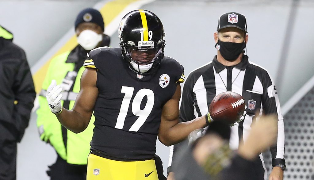 Pittsburgh Steelers wide receiver JuJu Smith-Schuster (19) celebrates after a touchdown catch against the Cincinnati Bengals during the second quarter at Heinz Field.