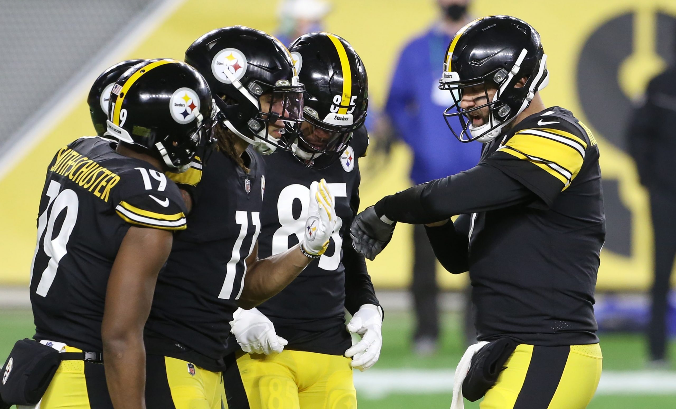 Ben Roethlisberger of the Pittsburgh Steelers calls a play