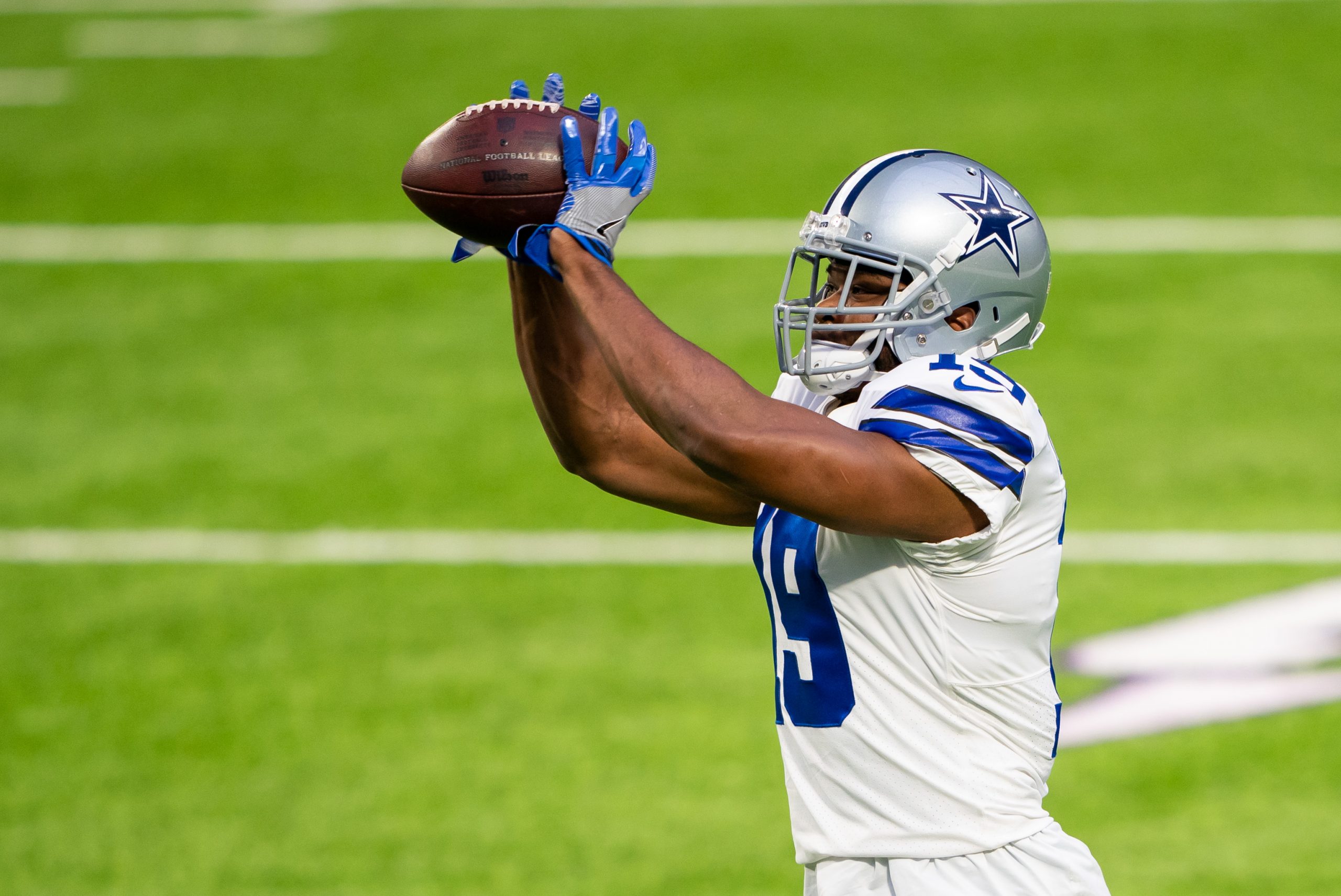 Dallas Cowboys wide receiver Amari Cooper (19) warms up before the game against the Minnesota Vikings at U.S. Bank Stadium.