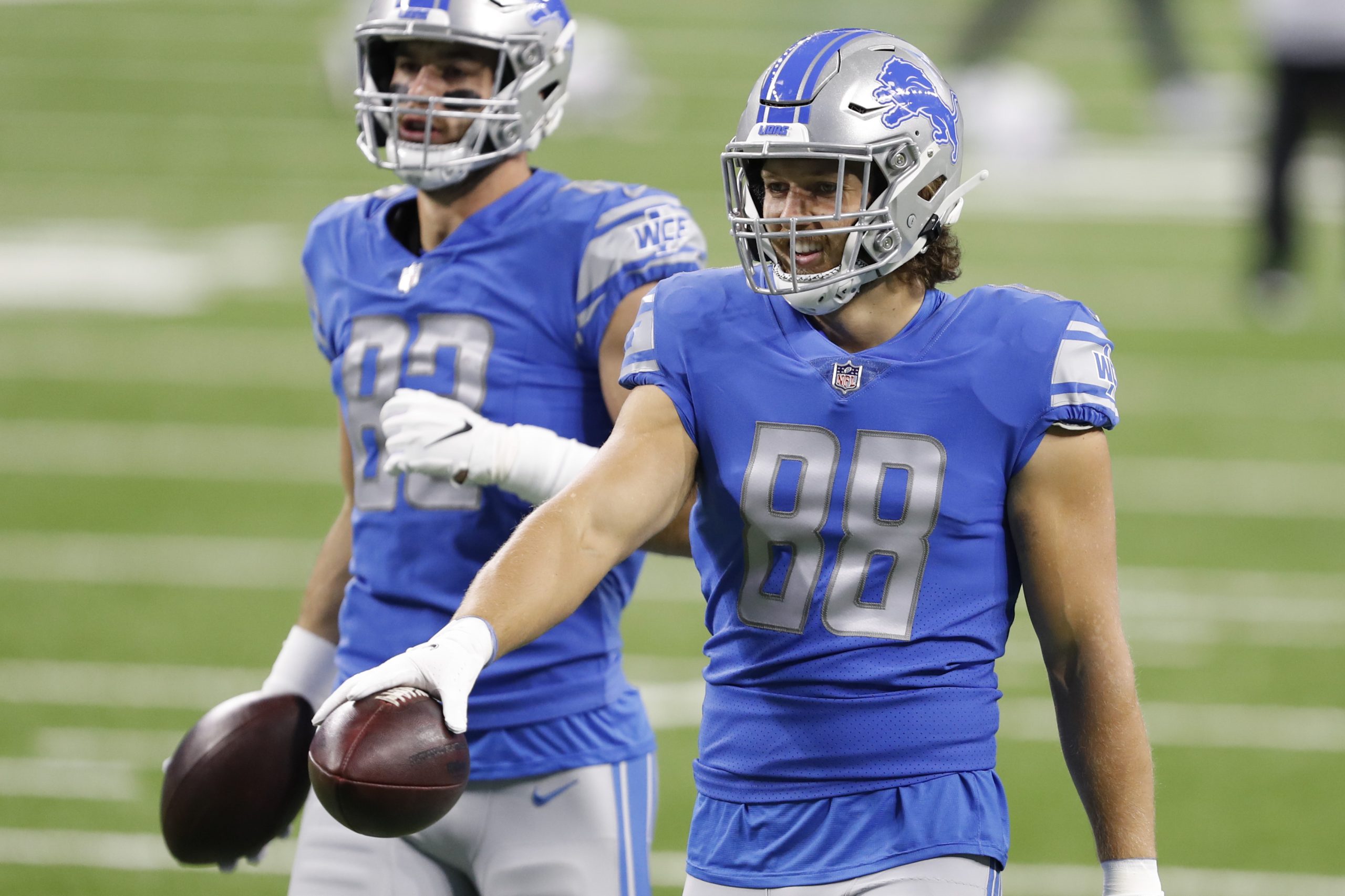 Detroit Lions tight end T.J. Hockenson warms up before game against the Indianapolis Colts