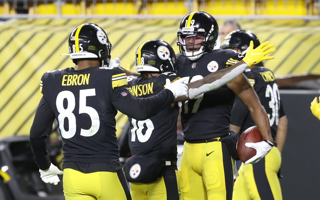 Eric Ebron and the Pittsburgh Steelers celebrate a touchdown