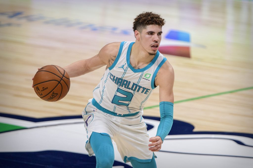 Lamelo Ball dribbling playing against the Mavericks