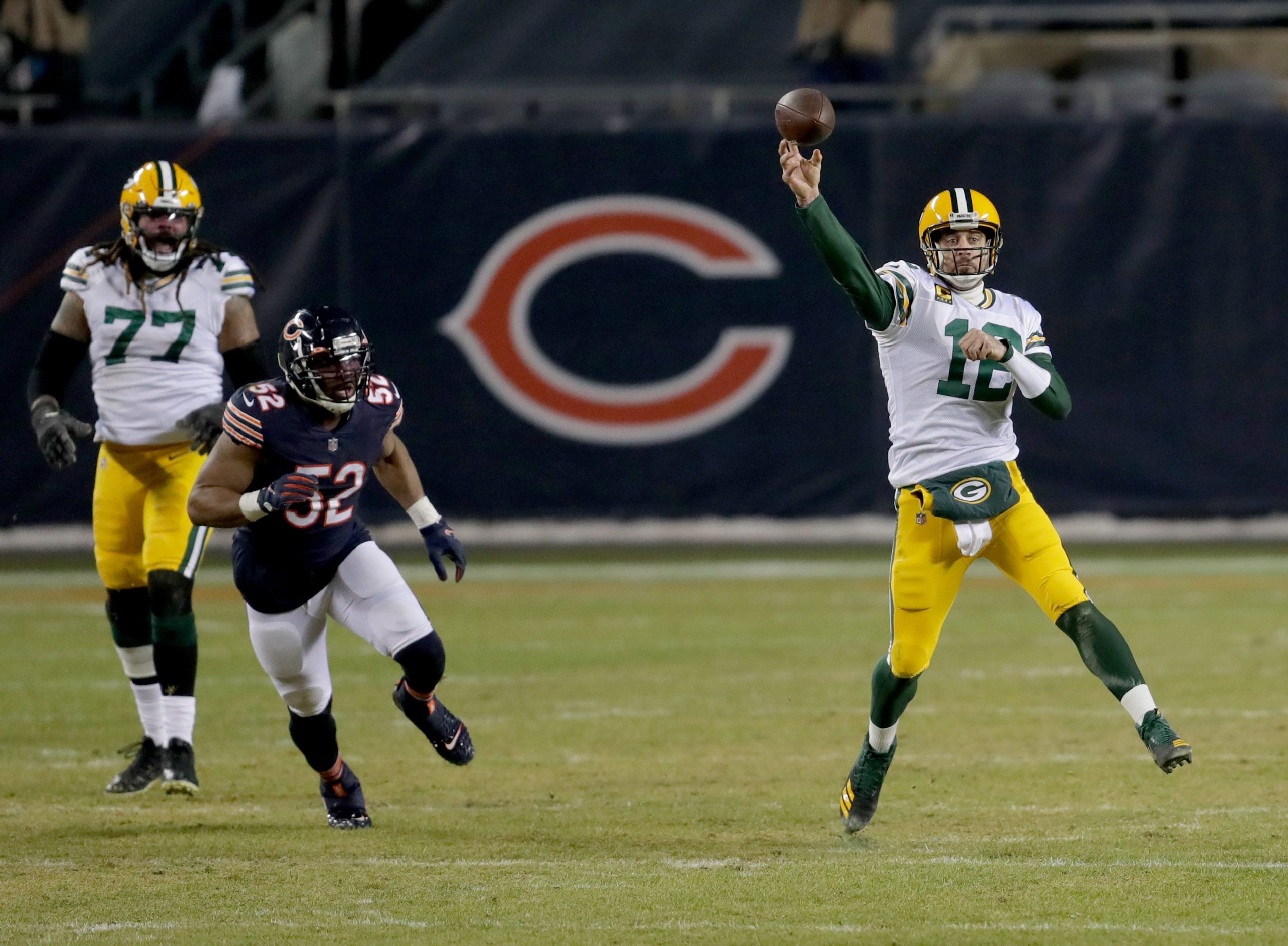 Aaron Rodgers (12) in action against the Chicago Bears in Week 17