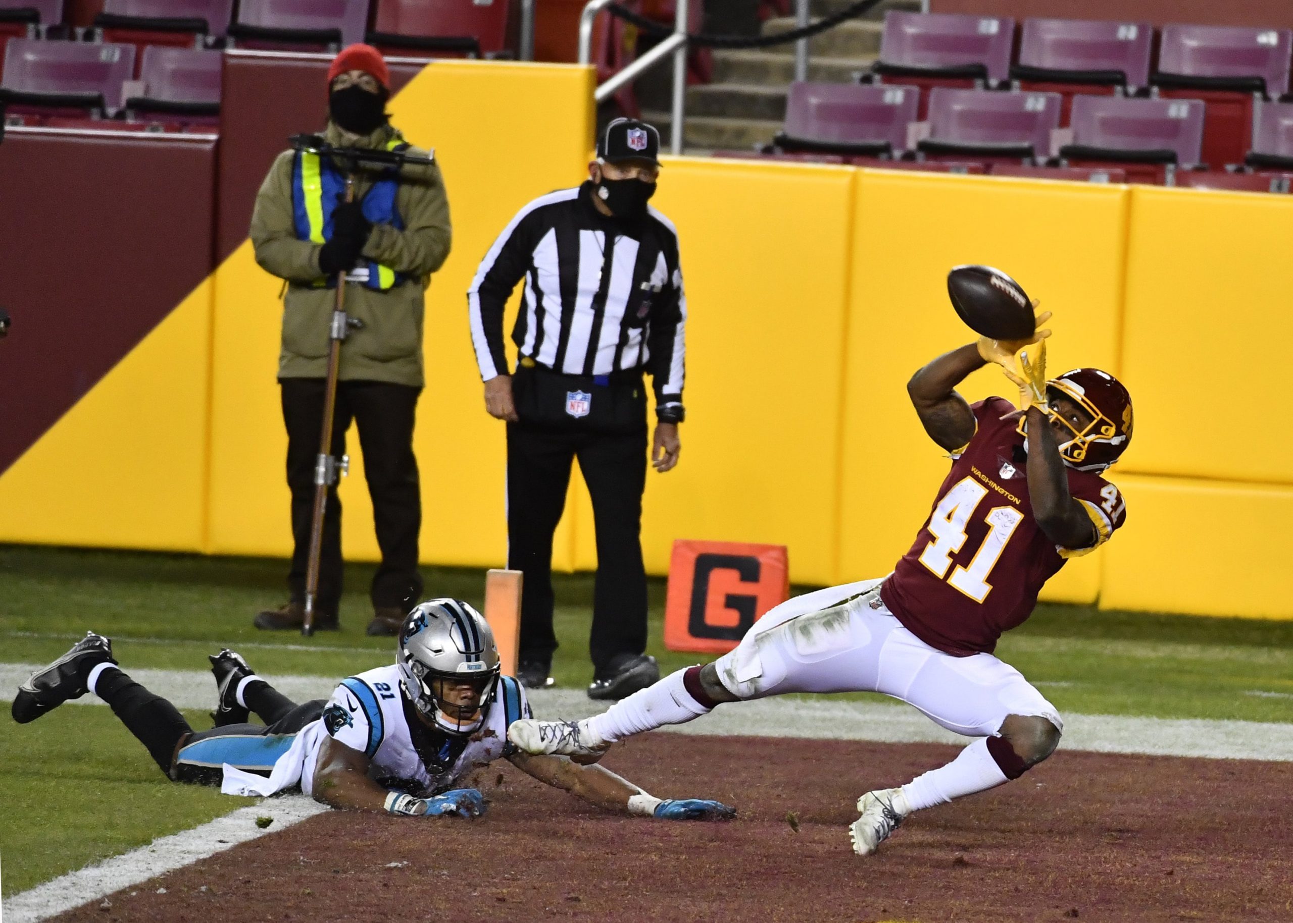 JD McKissic catches a pass