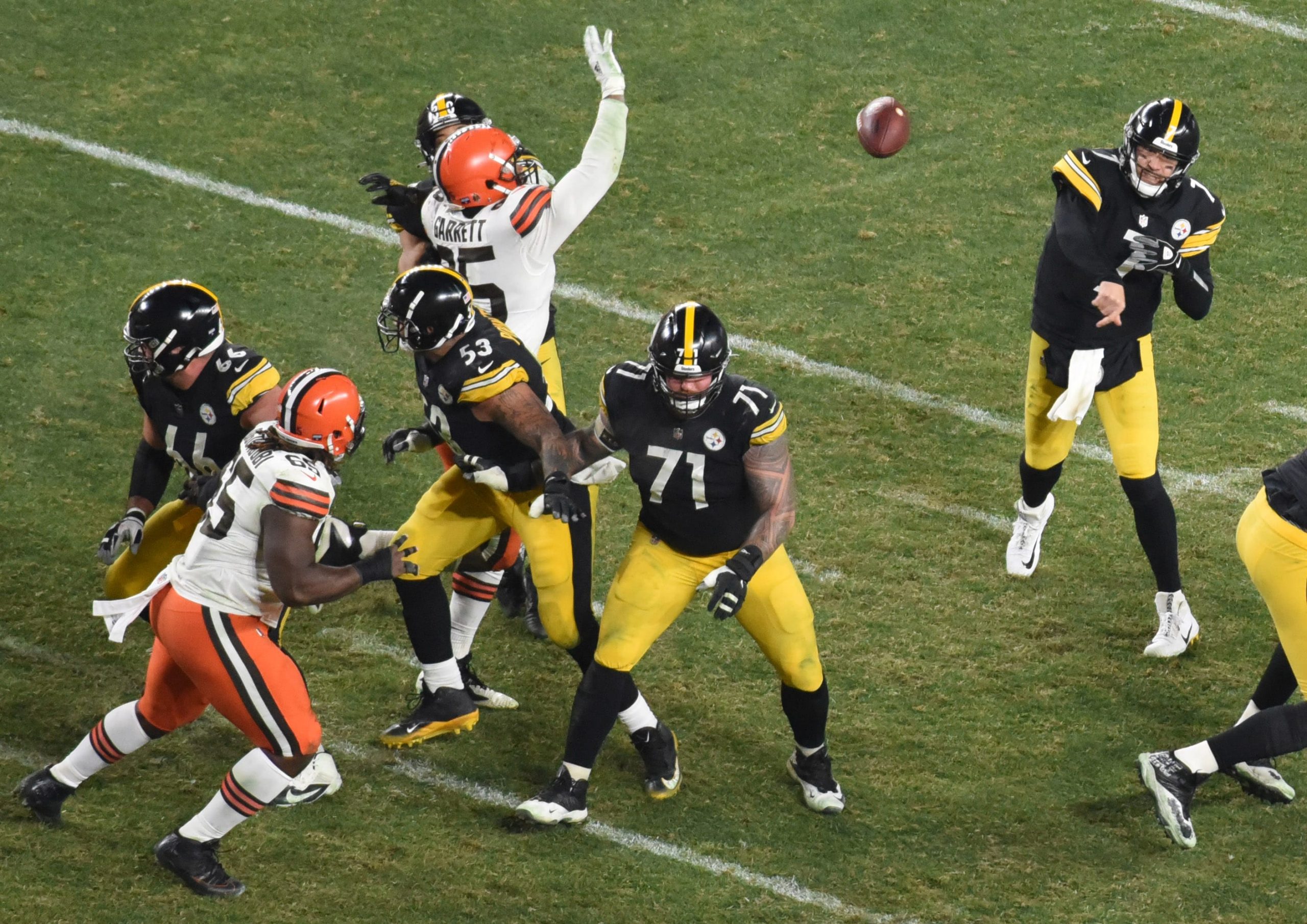 Pittsburgh Steelers quarterback Ben Roethlisberger throws a pass during loss to Cleveland Browns