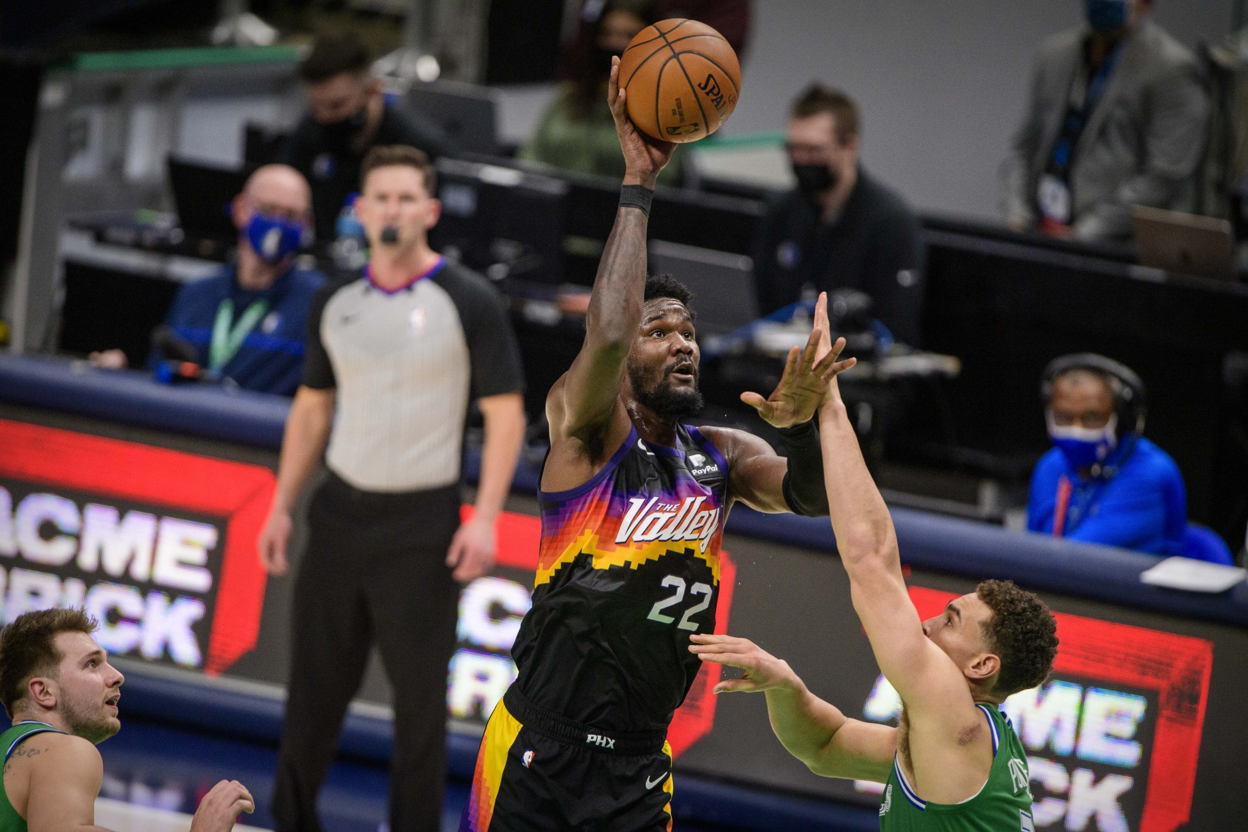 Phoenix Suns center Deandre Ayton shooting