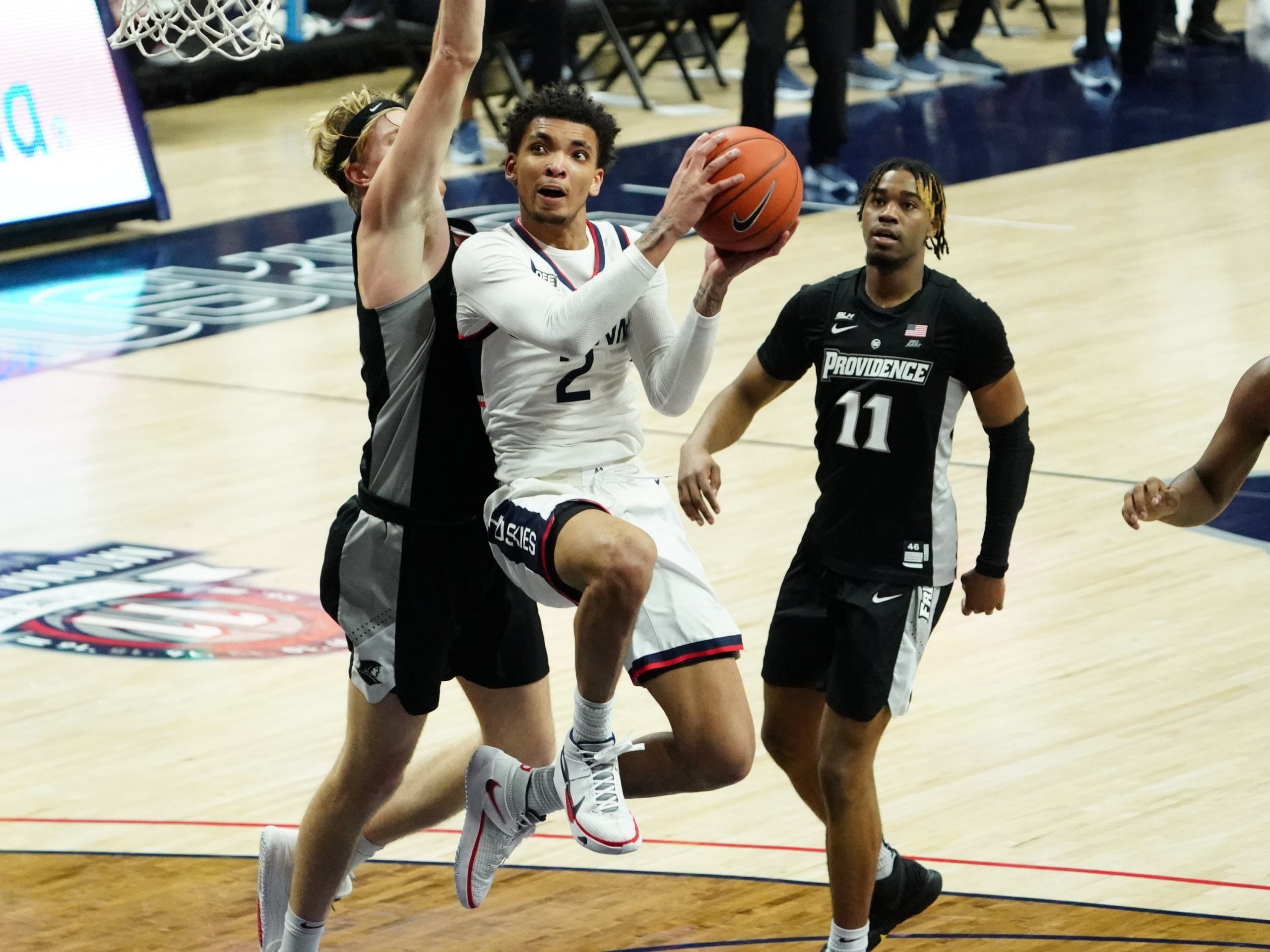 Bouknight to the rim for UConn