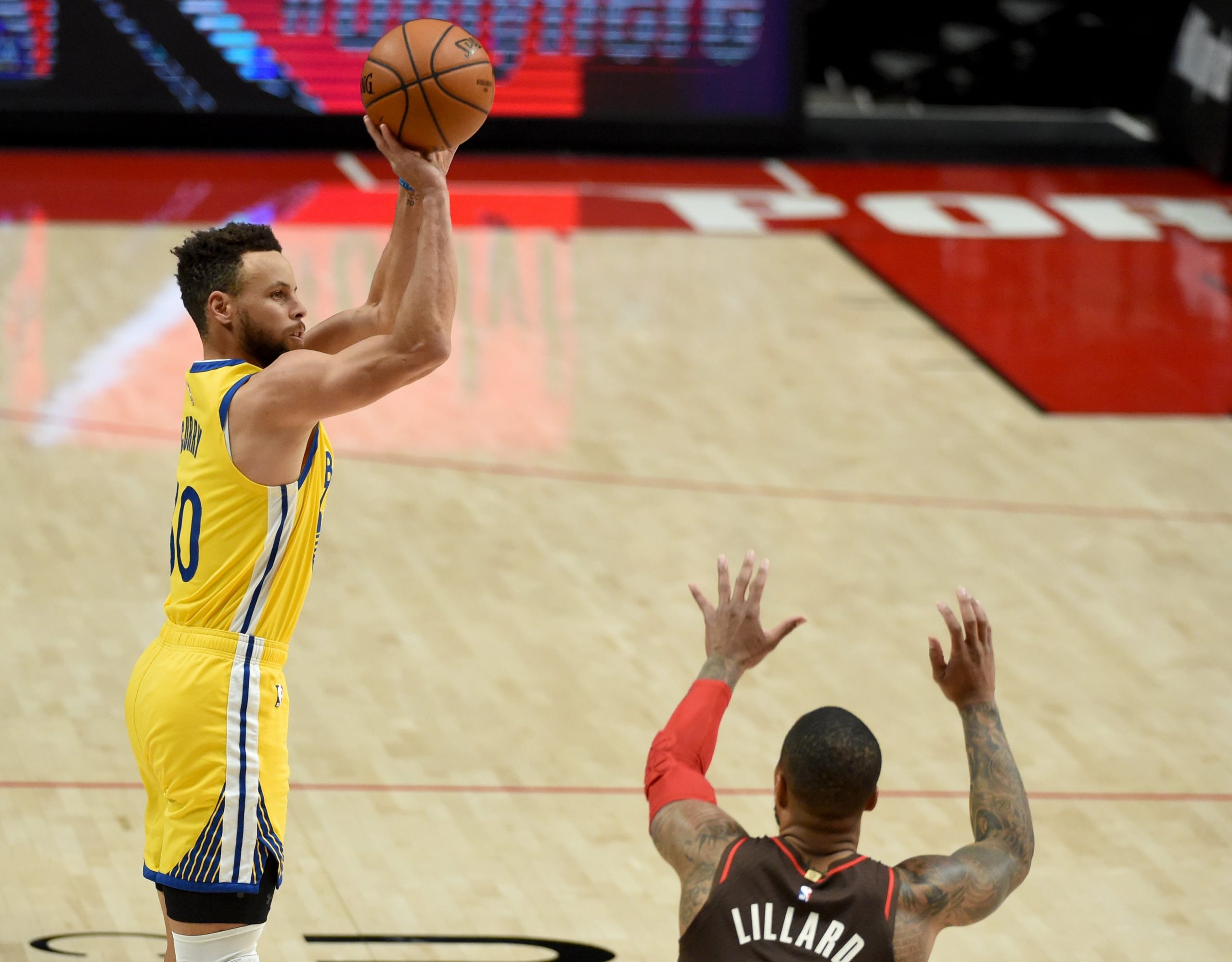Golden State Warriors guard Stephen Curry shooting
