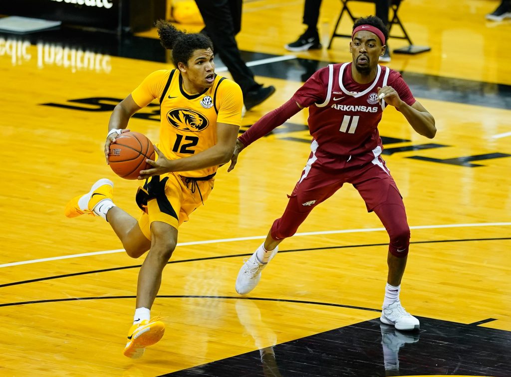 Arkansas Dru Smith drives to the rim