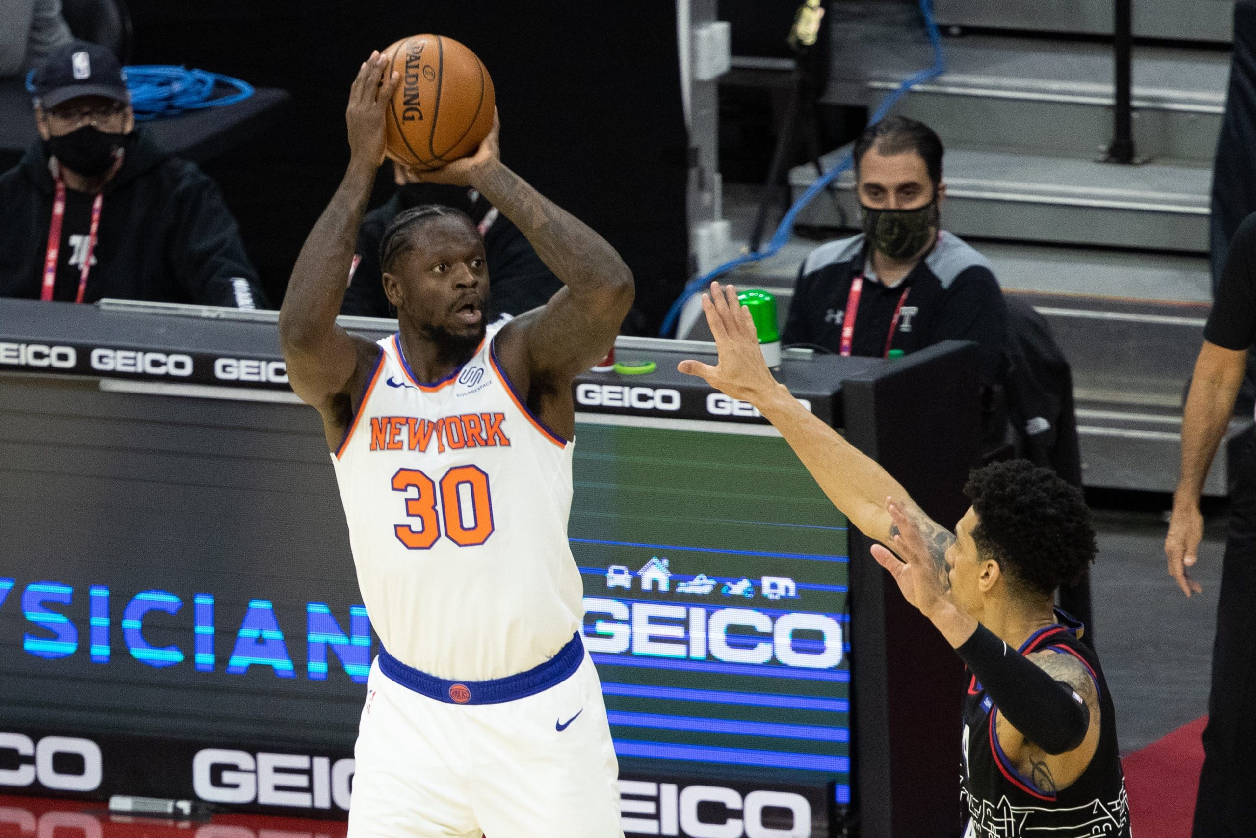 Julius Randle taking a shot