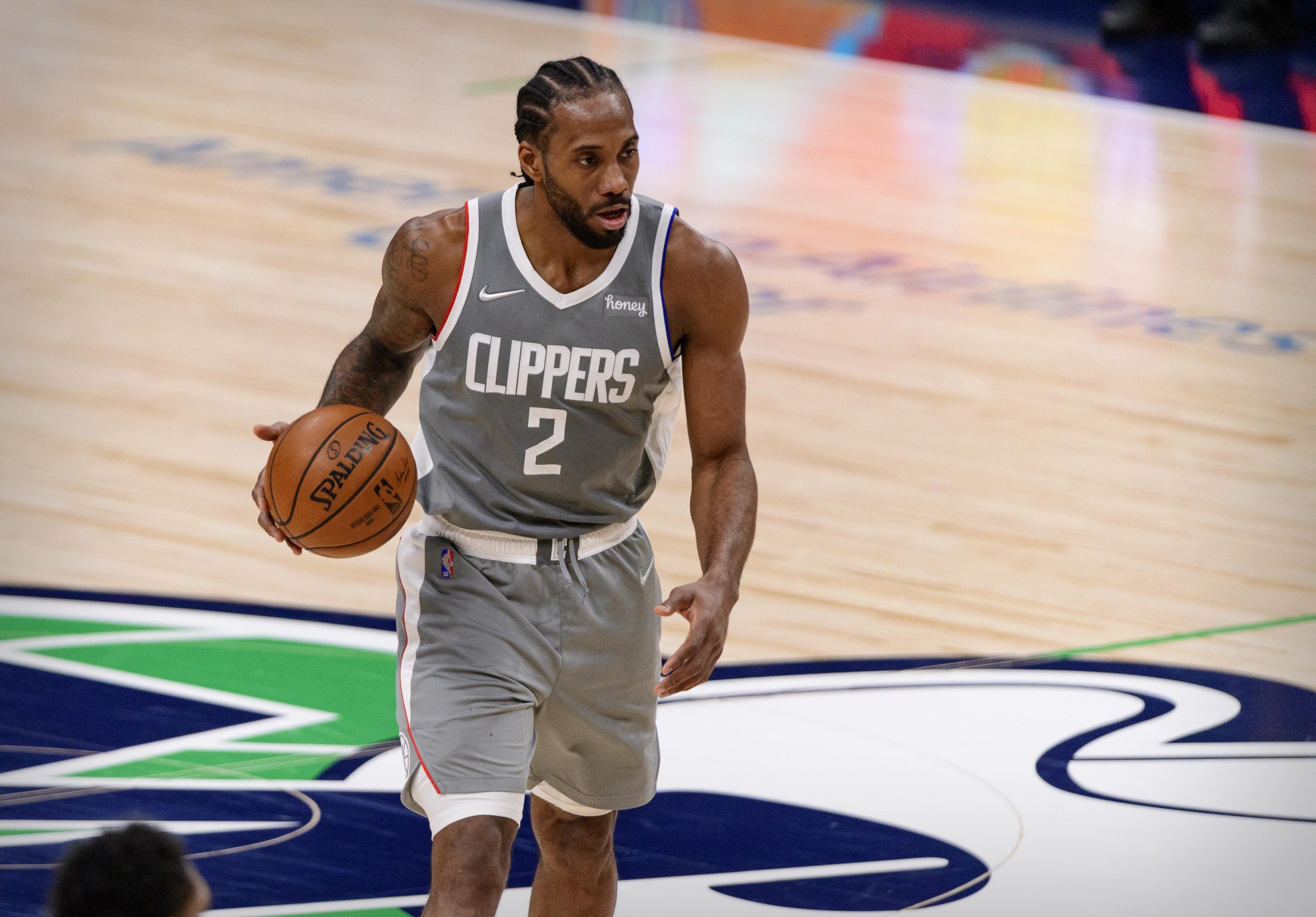 Kawhi Leonard dribbling