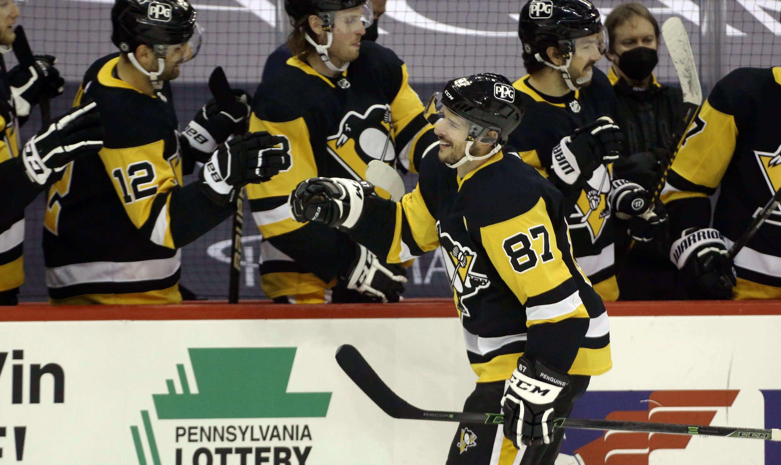 Pittsburgh Penguins center Sidney Crosby celebrates his goal with the Pens bench