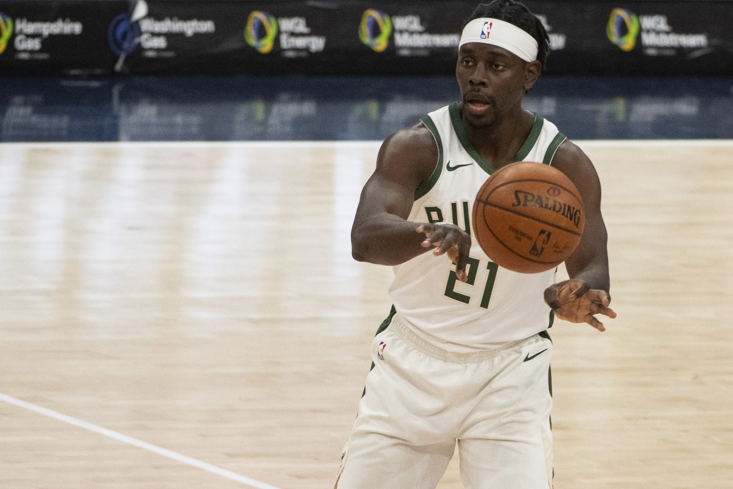 Bucks Jrue Holiday passing
