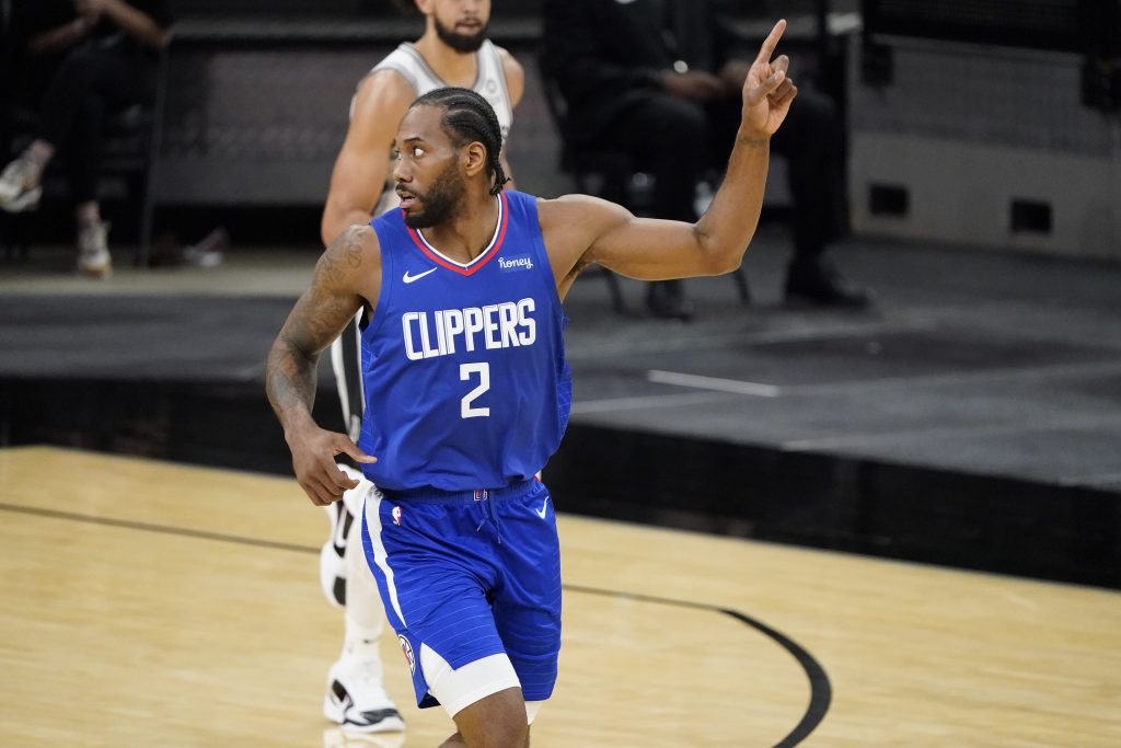 Kawhi Leonard hand up Clippers