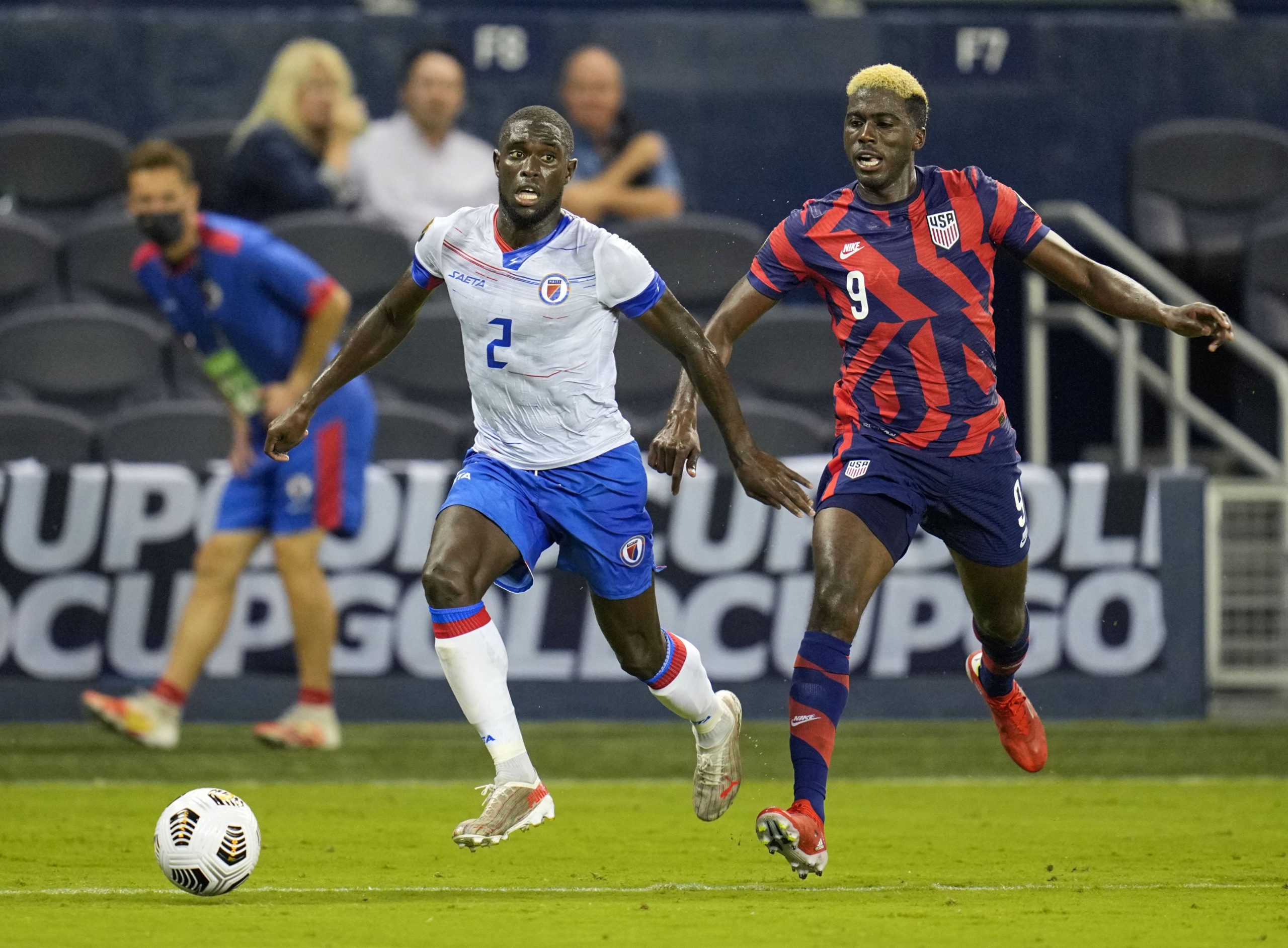 Gyasi Zardes of the United States (right)