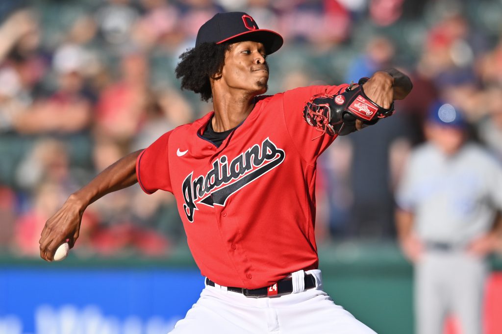 Pelempar awal Cleveland Indians Triston McKenzie (24) melakukan lemparan pada inning pertama melawan Kansas City Royals di Progressive Field