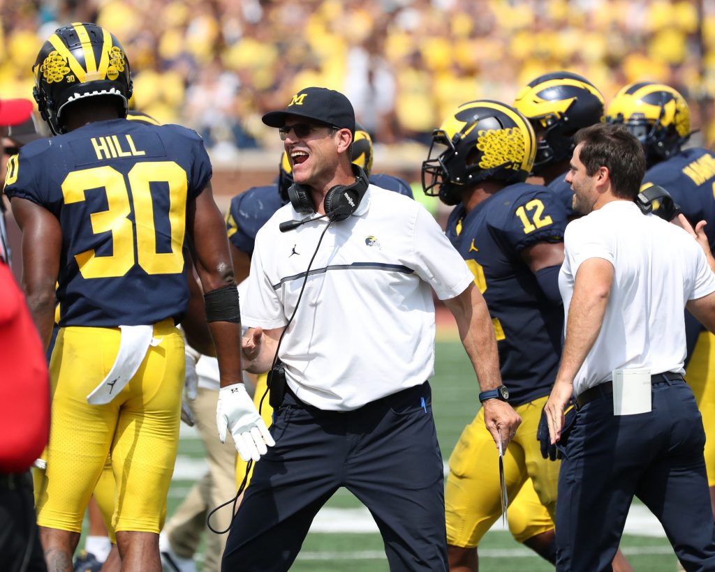 Pelatih kepala Michigan Wolverines Jim Harbaugh di sela-sela selama aksi babak kedua melawan Western Michigan Broncos pada Sabtu, 4 September 2021 sepak bola perguruan tinggi