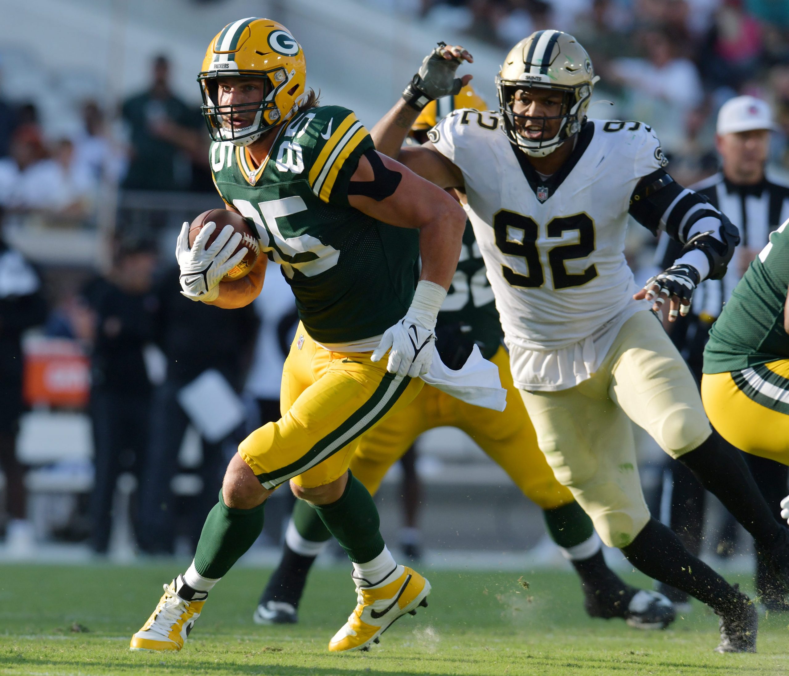Green Bay Packers tight end Robert Tonyan (85) runs for yardage while being chased by New Orleans Saints defensive end Marcus Davenport (92) during third quarter action. The New Orleans Saints hosted the the Green Bay Packers at TIAA Bank Field in Jacksonville, FL Sunday, September 12, 2021 after the Saint's home game had to be move from New Orleans after Hurricane Ida hit the Louisiana coast. The Saints went into the half with a 17 to 3 lead over the Packers and walked away with a 38 to 3 win in their season opening home game away from home. Jki 091221 Saintsvspackers 12