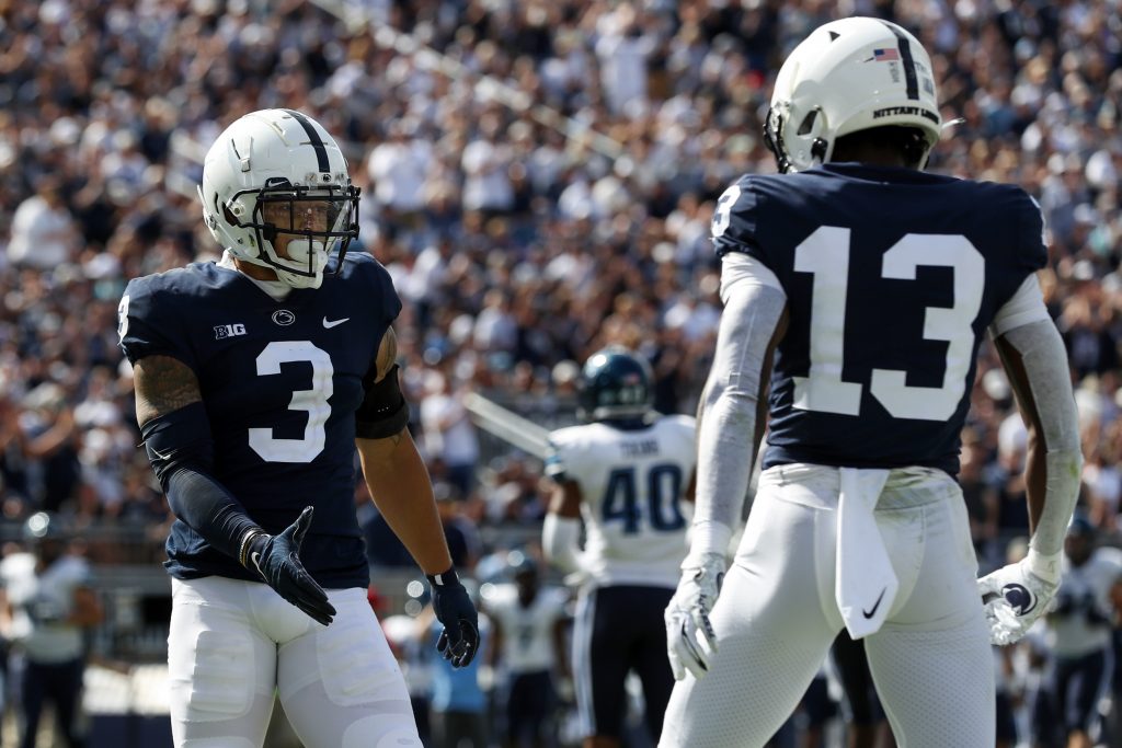 25 Sep 2021;  University Park, Pennsylvania, AS;  Penn State Nittany Lions penerima lebar Parker Washington (3) merayakan dengan penerima lebar KeAndre Lambert-Smith (13) setelah mencetak gol selama kuarter ketiga melawan Villanova Wildcats di Stadion Beaver.  Penn State mengalahkan Villanova 38-17.