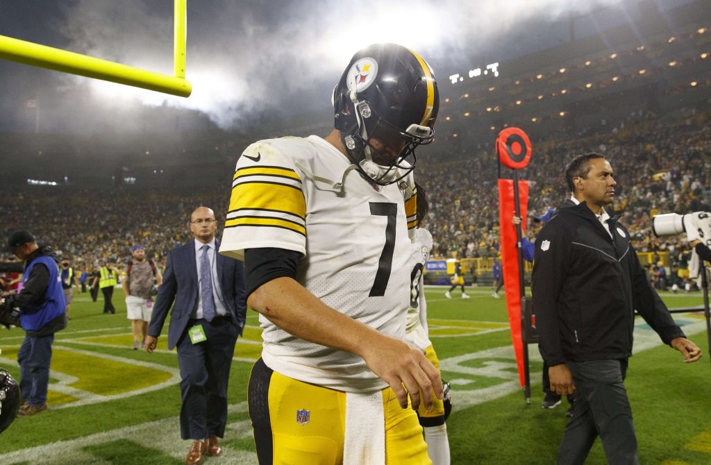 Pittsburgh Steelers quarterback Ben Roethlisberger (7) walks off the field following the game against the Pittsburgh Steelers at Lambeau Field.