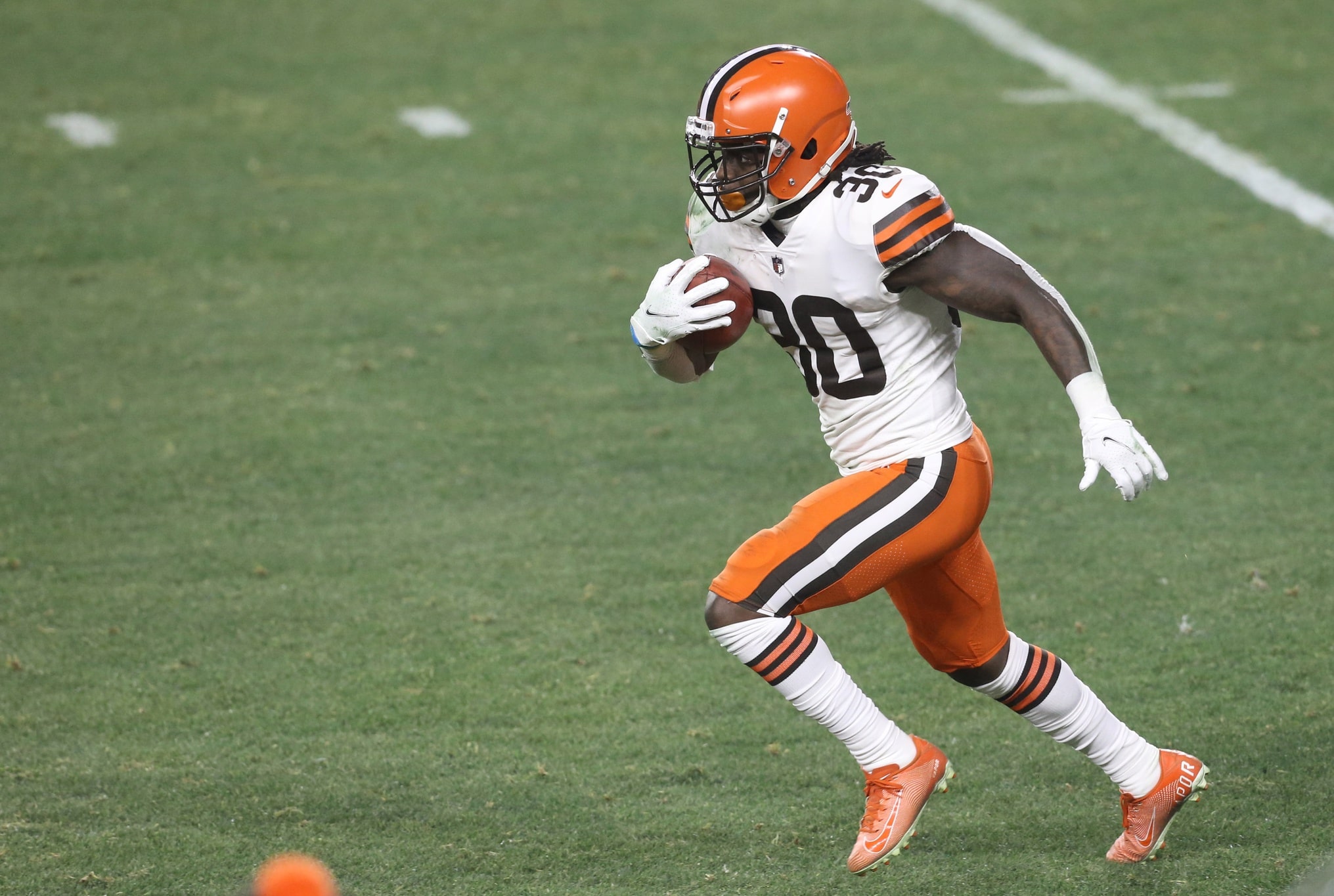 Cleveland Browns running back D'Ernest Johnson (30) returns a kick-off against the Pittsburgh Steelers during the second quarter at Heinz Field. The Browns won 48-37.