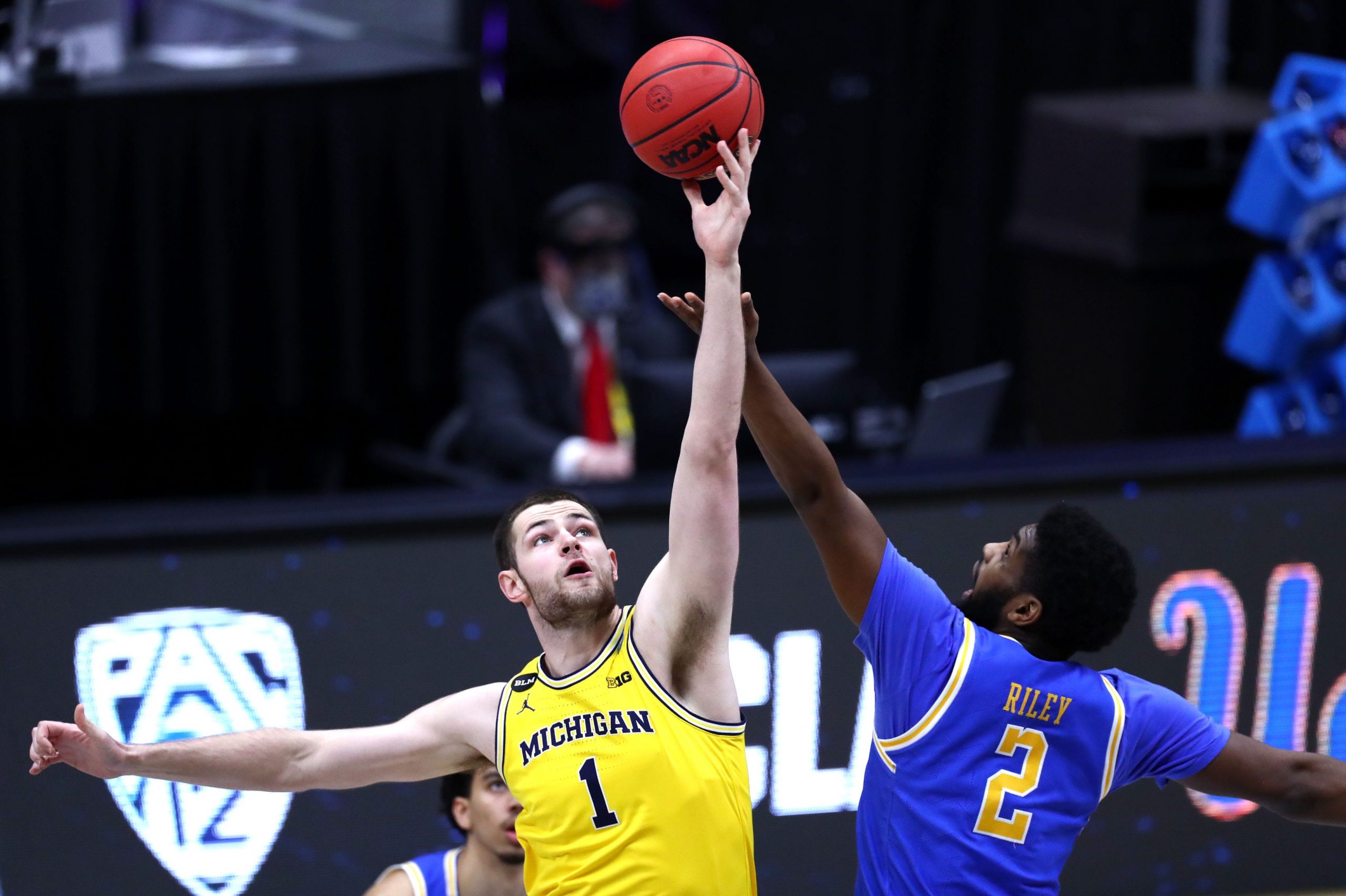 Hunter Dickinson of the Michigan Wolverines