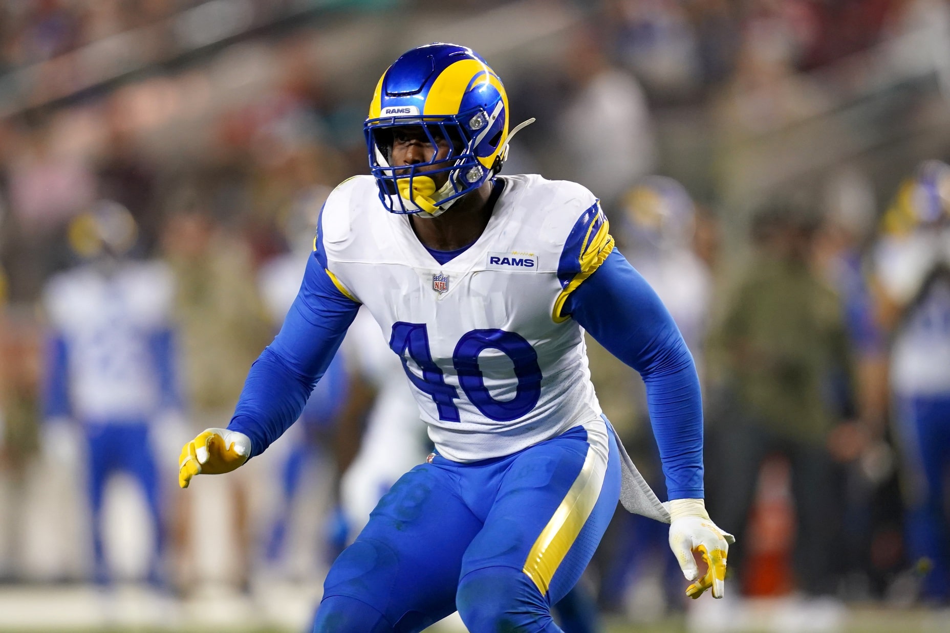 Los Angeles Rams outside linebacker Von Miller (40) defends a play against the San Francisco 49ers in the fourth quarter at Levi's Stadium.