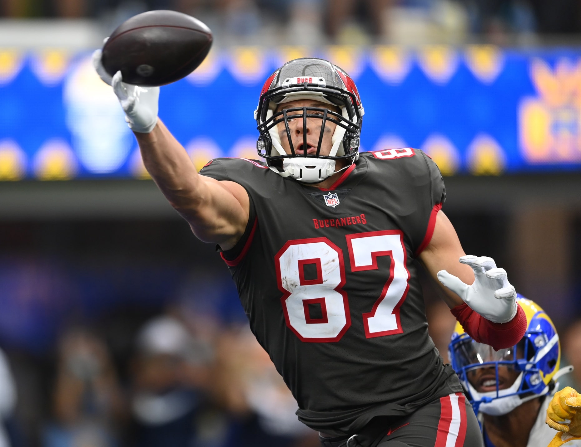 Tampa Bay Buccaneers tight end Rob Gronkowski (87) can t hang on to a pass in the end zone in the third quarter of the game against the Los Angeles Rams at SoFi Stadium