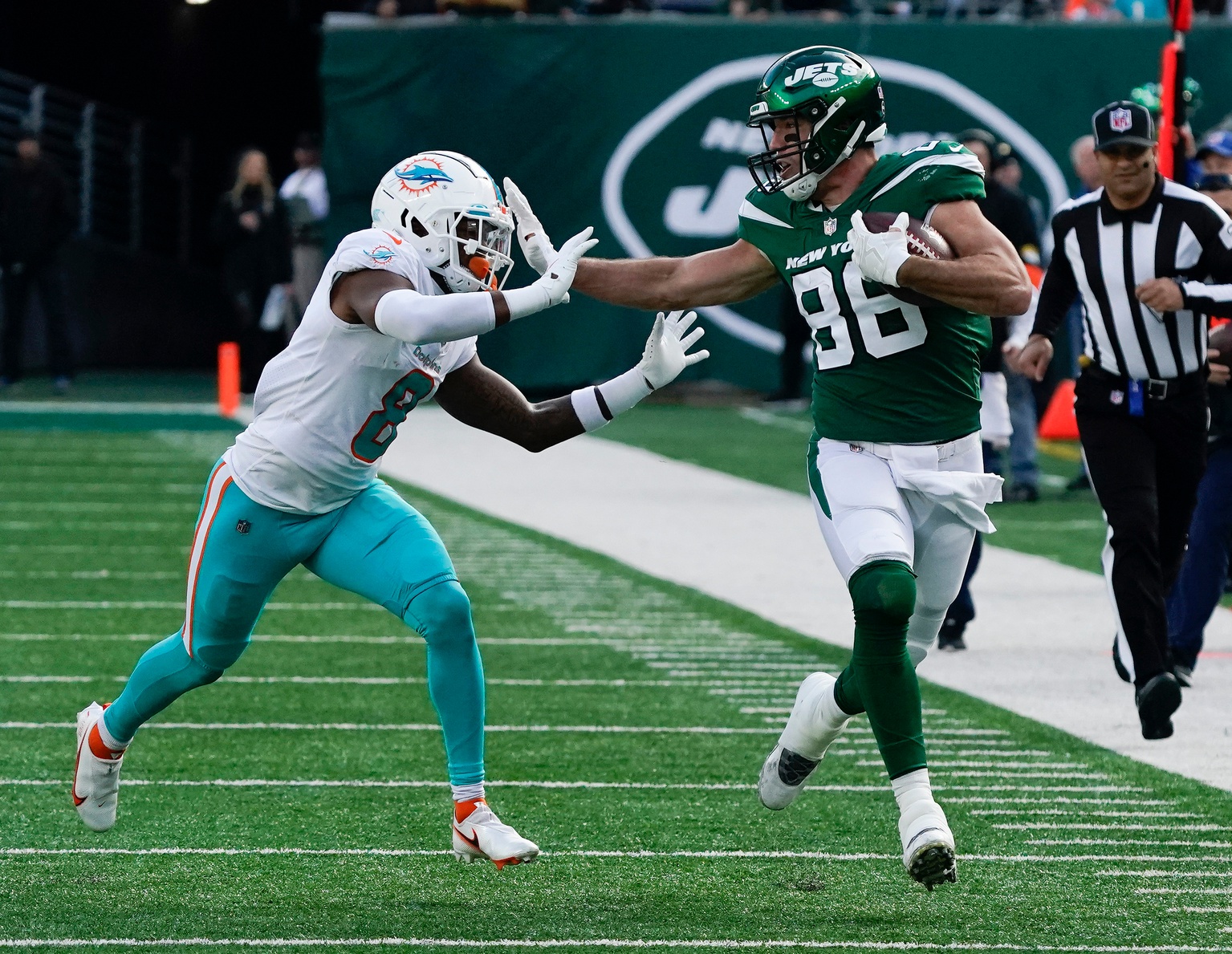 New York Jets tight end Ryan Griffin (86) against Miami Dolphins free safety Jevon Holland (8) on a 1st down reception at MetLife Stadium.